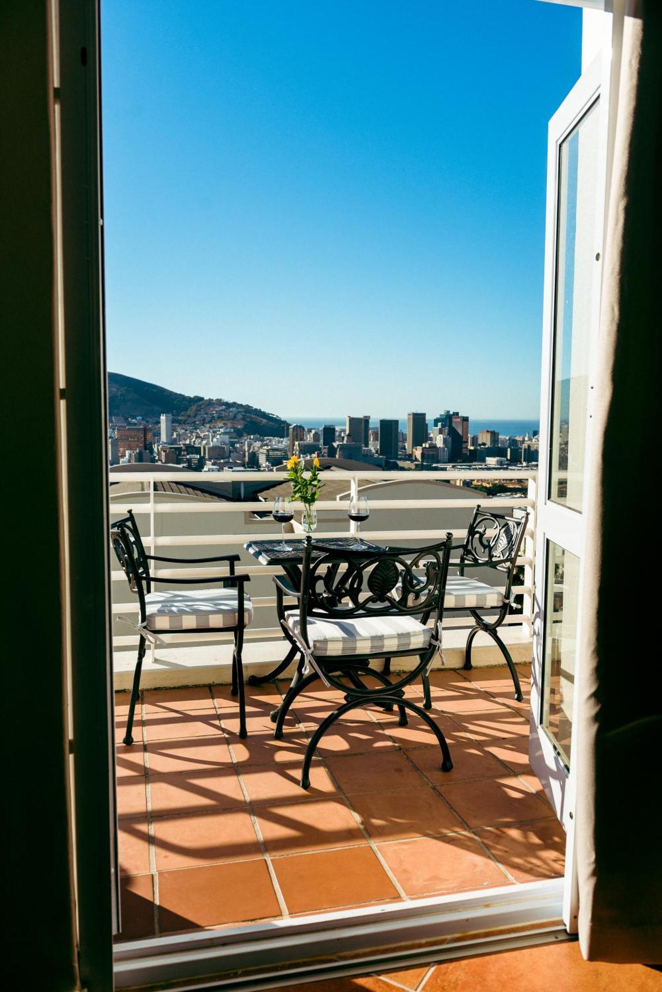 Stunning Table Mountain And Harbor View Apartment
